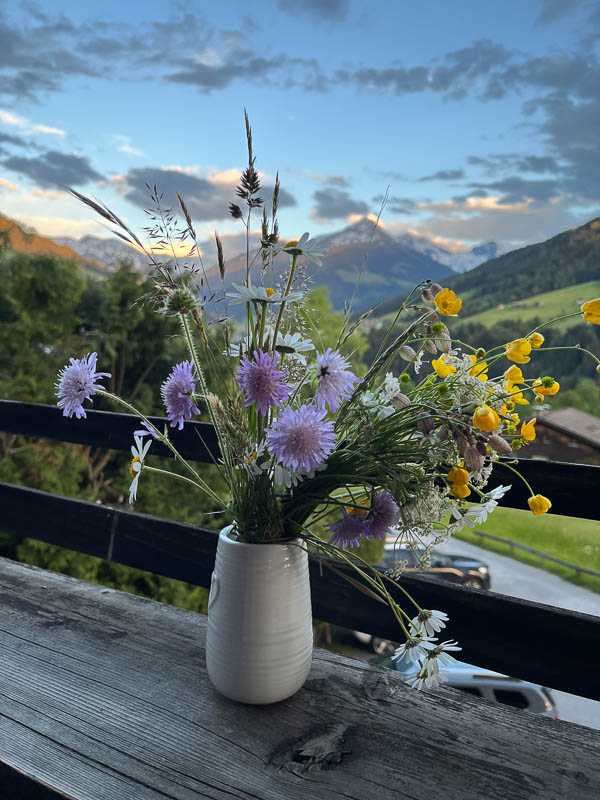 Wilde Wiesenblumen in einer Vasen auf dem Balkon in Alpbach