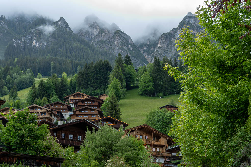 Die Gratlspitz oberhalb von Alpbach, tief in den Wolken verhangen