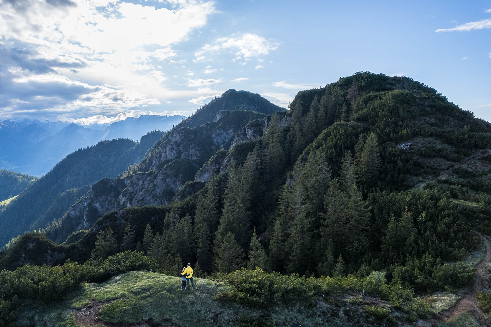 Vater und Sohn auf dem Wanderweg zur Gratlspitz