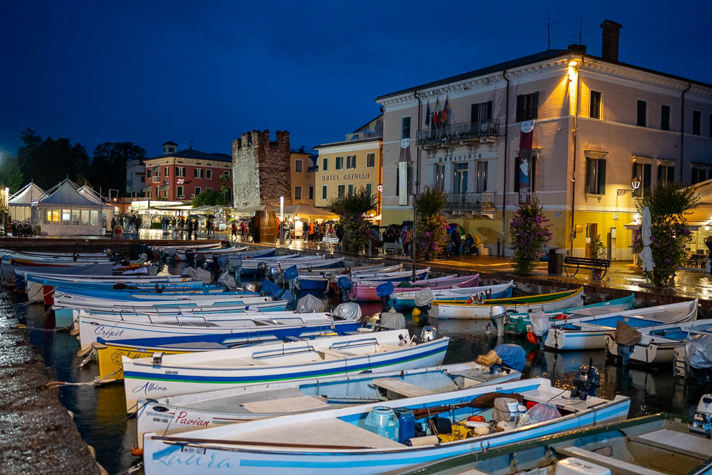 Viele kleine Boote im Hafen von Bardolino