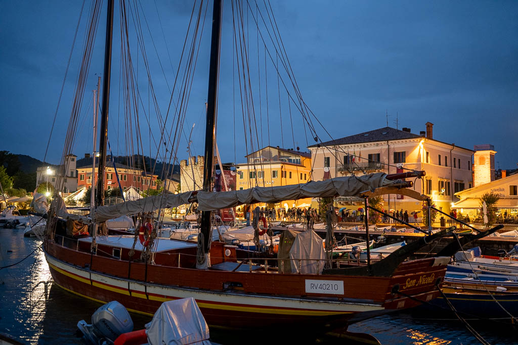 Ein Segelboot im Hafen von Bardolino