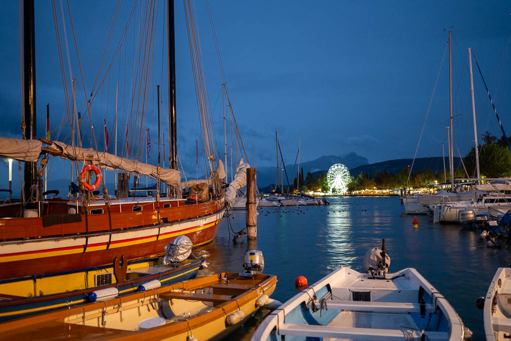 Blick über den Hafen von Bardolino bei Nacht auf das Riesenrad