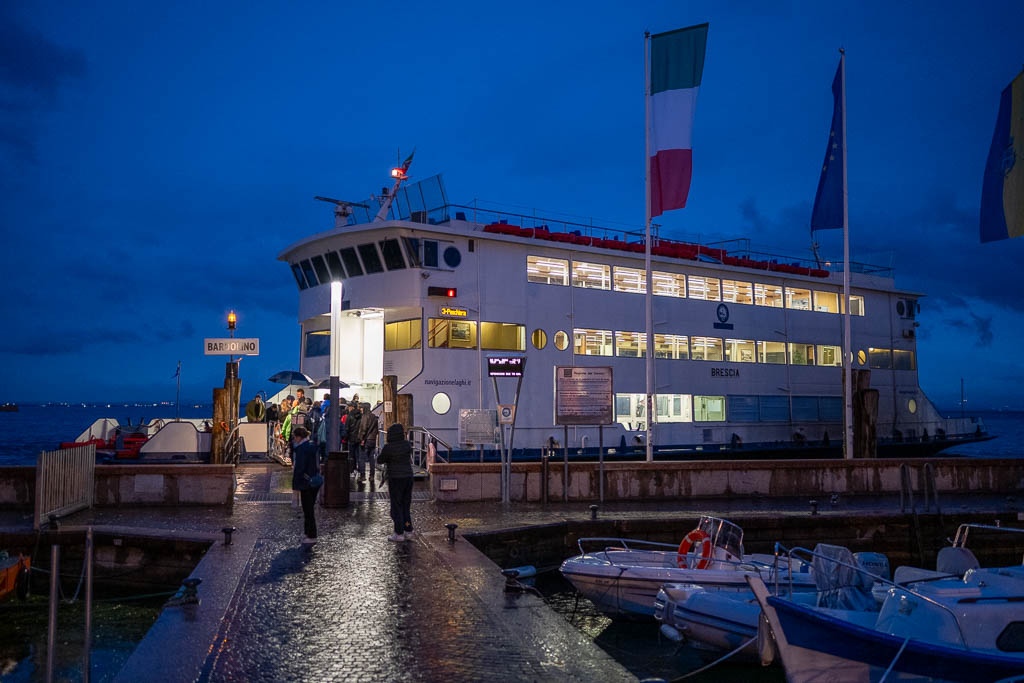 Die letzte Fähre des Tages leg in Bardolino ab