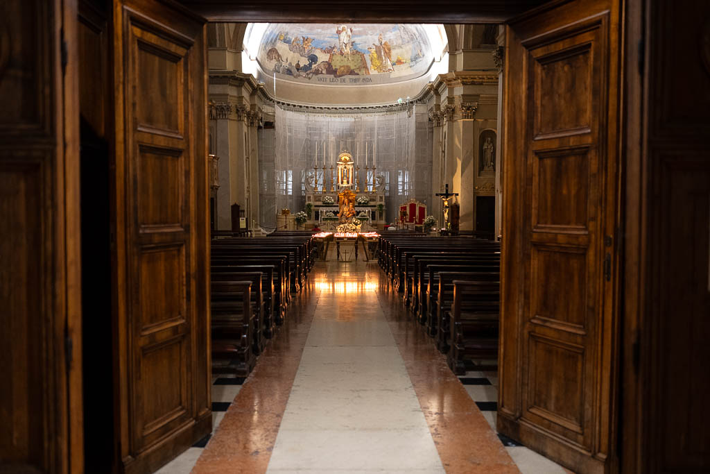 Blick von der Eingangstür in die San Nicolo Kirche von Bardolino