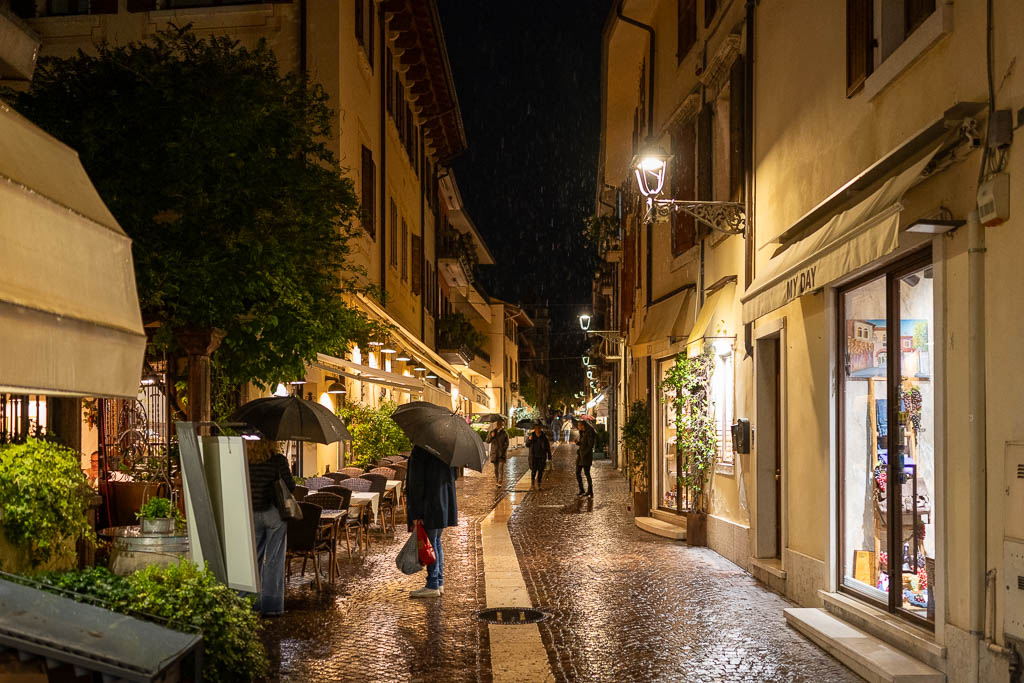 Die Gassen von Bardolino im Abendlicht