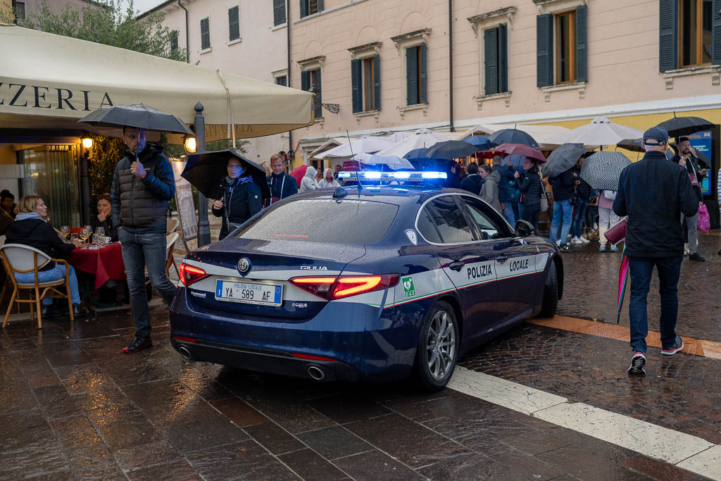 Die Polizei fährt mit dem Auto über das Weinfest von Bardolino