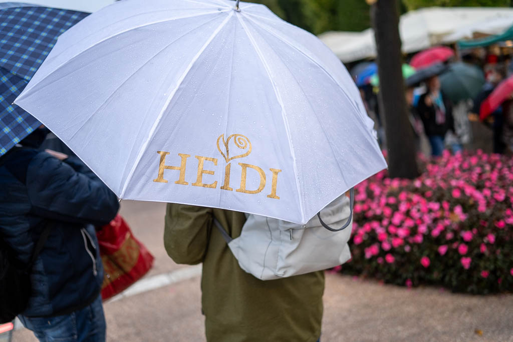 Ein Regenschirm mit der Aufschrift "Heidi"