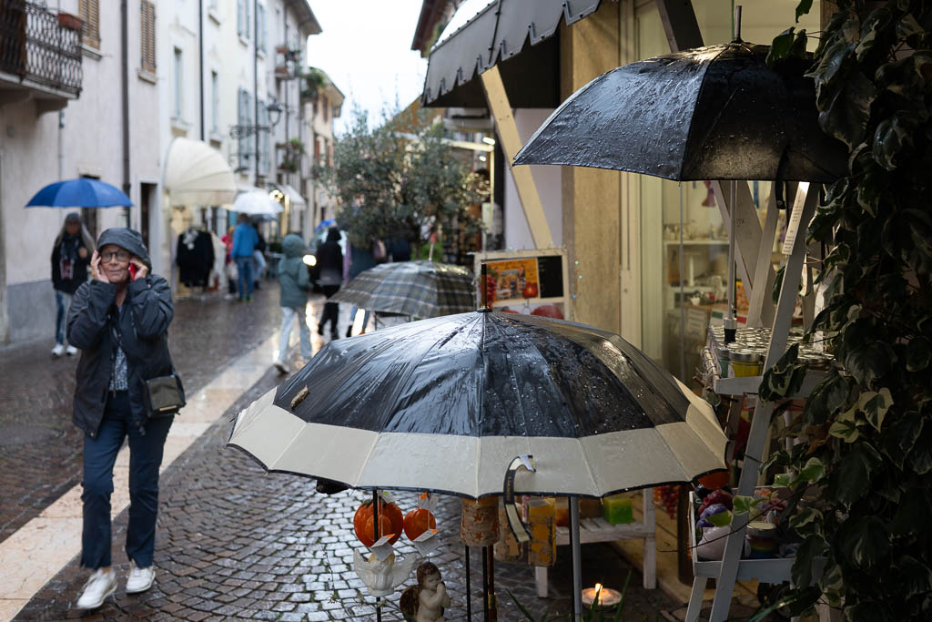 Regenschirme in den Gassen von Bardolino