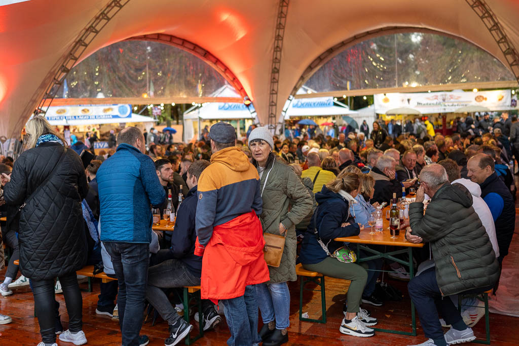 Ein Festzelt voller Menschen zum Weinfest in Bardolino