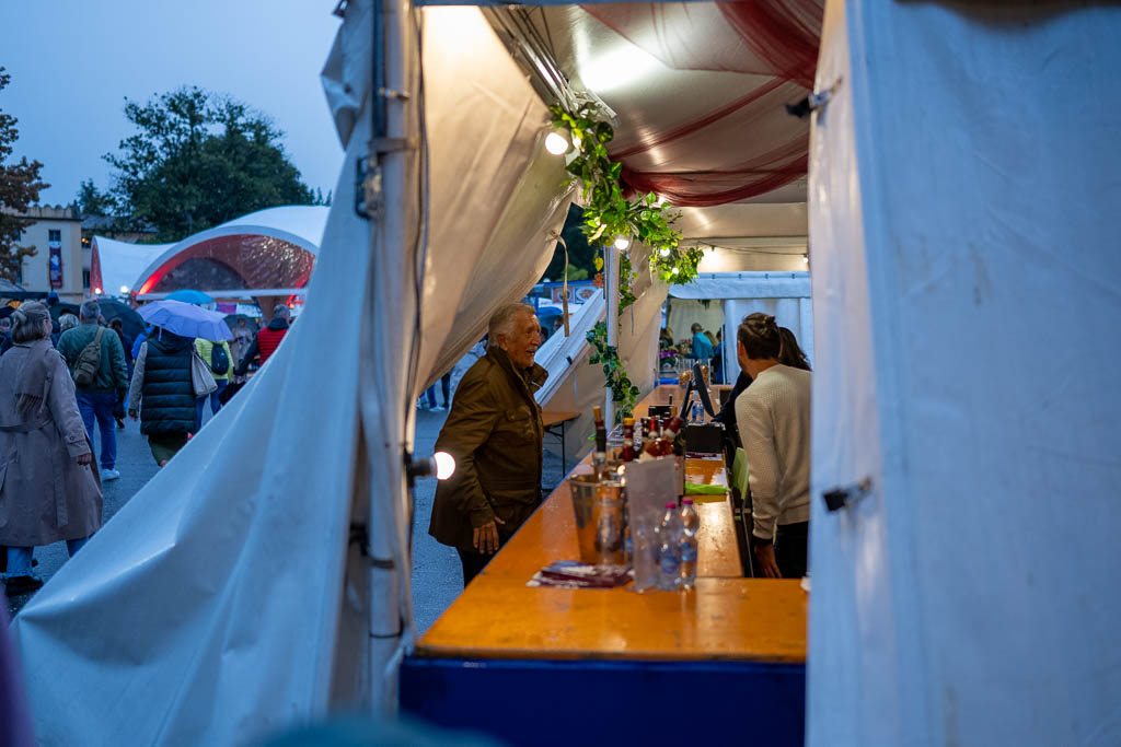 Ein Weinstand auf dem Weinfest von Bardolino