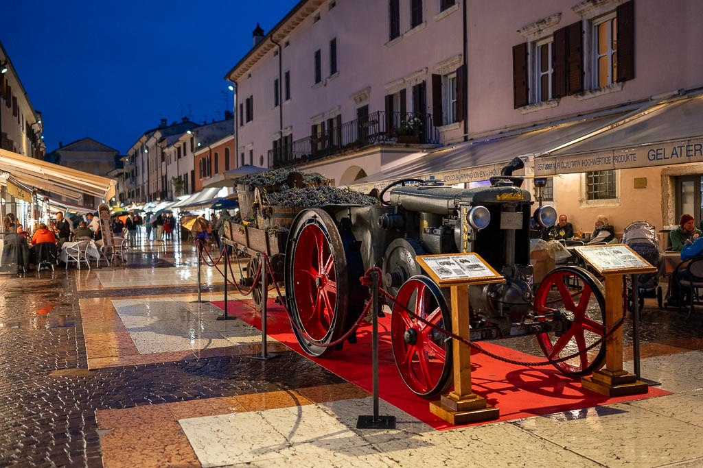 Traktor mit Weintrauben auf der Piazza Giacomo Matteotti