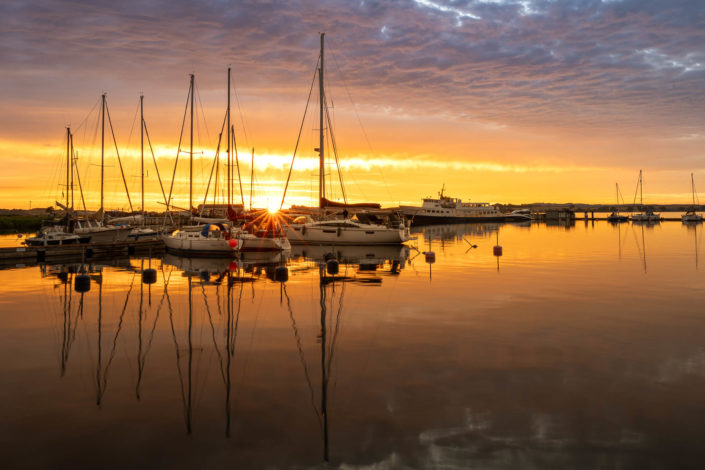 Ein magischer Sonnenuntergang im Hafen von Gager