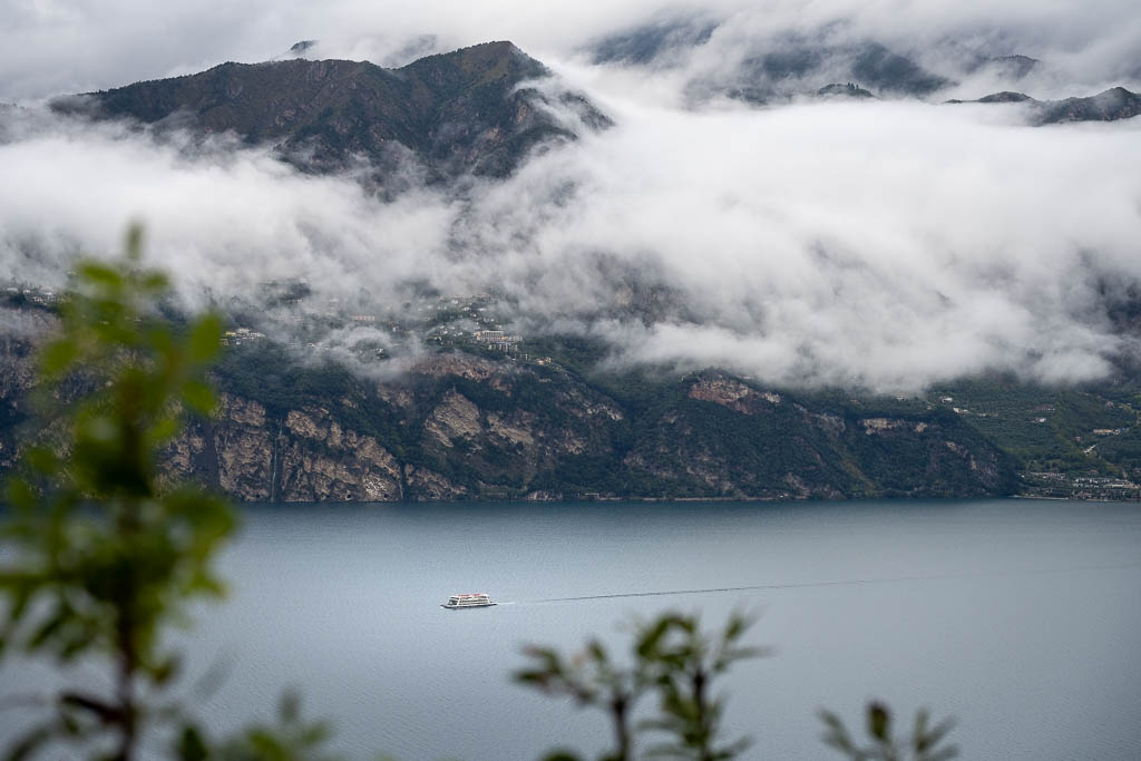 Blick von oben über den Gardasee auf die Fähre nach Limone