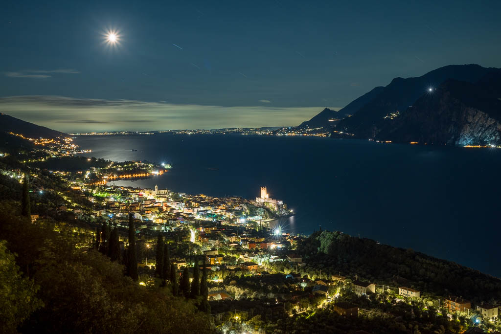 Blick von oben über Malcesine bei Nacht