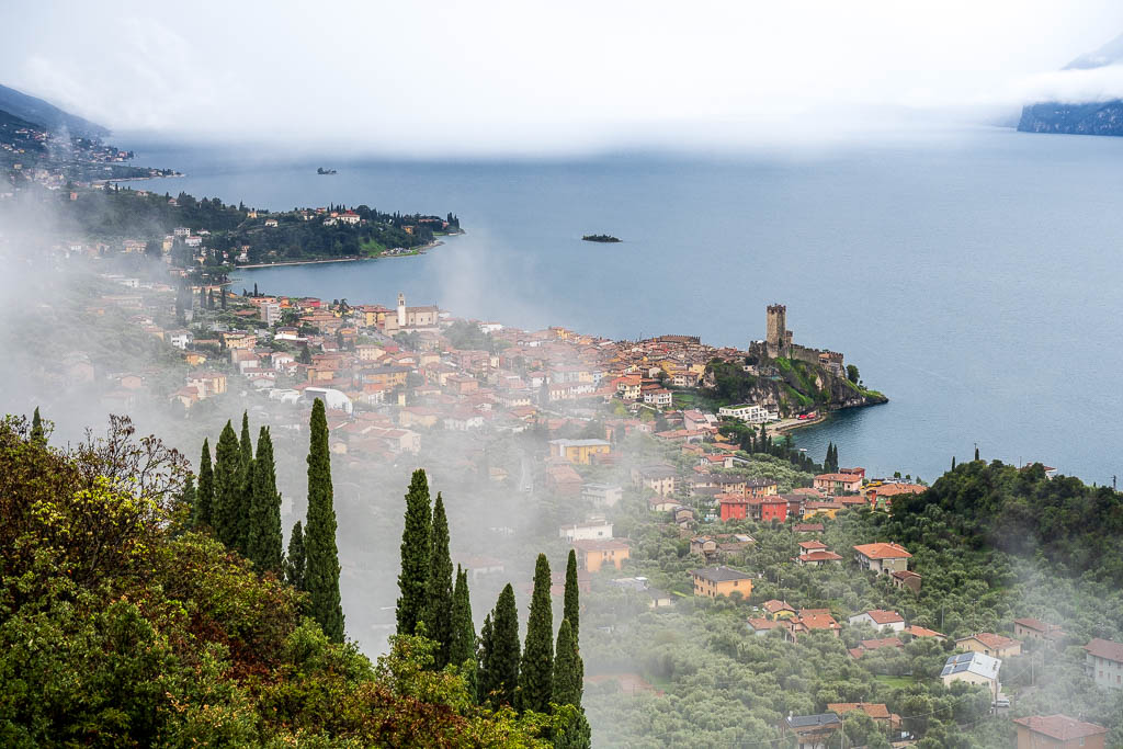 Blick von oben über Malcesine im Nebel