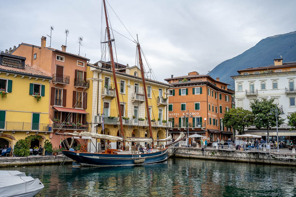 Ein Segelboot im Hafen von Malcesine