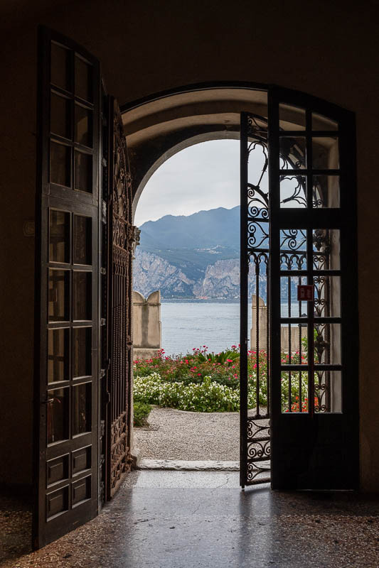 Blick auf die Tür zum Innenhof vom palazzo dei capitani in Malcesine