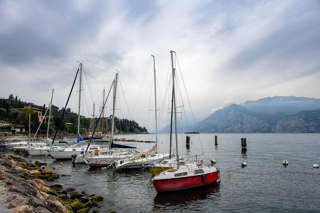 Kleine Segelboote im Hafen von Malcesine