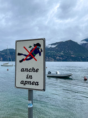 Ein Schild mit der Aufschrift Tauchen verboten in Malcesine