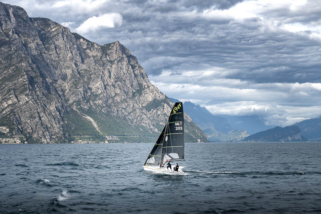 Windsurfer auf dem Gardasee mit den Bergen im Hintergrund