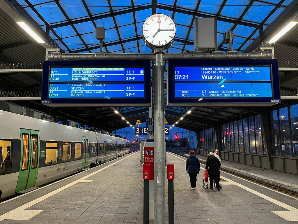 S-Bahn nach Leipzig am Bahngleis von Halle (Saale)