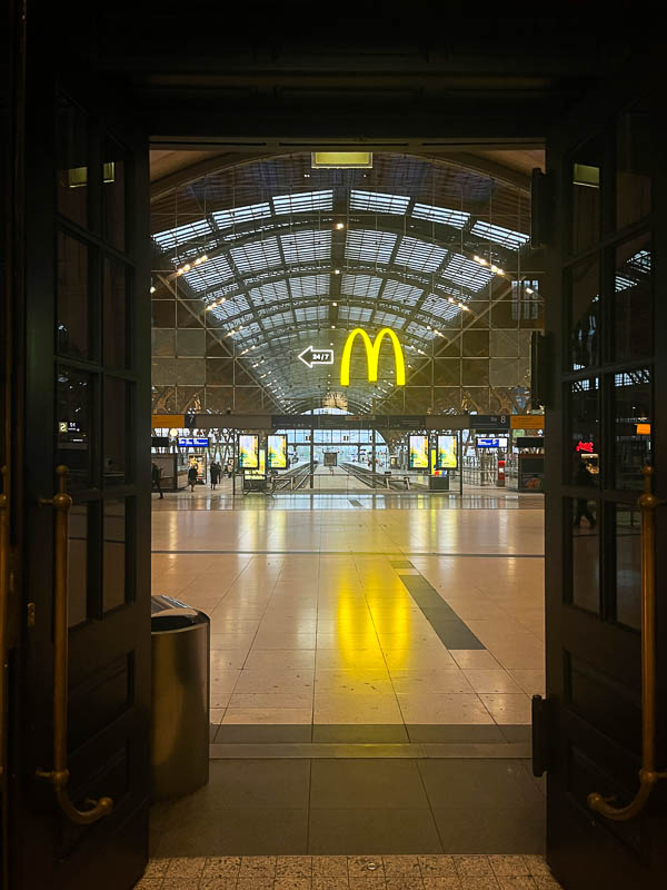 McDonalds-Schild in der Bahnhofshalle von Leipzig