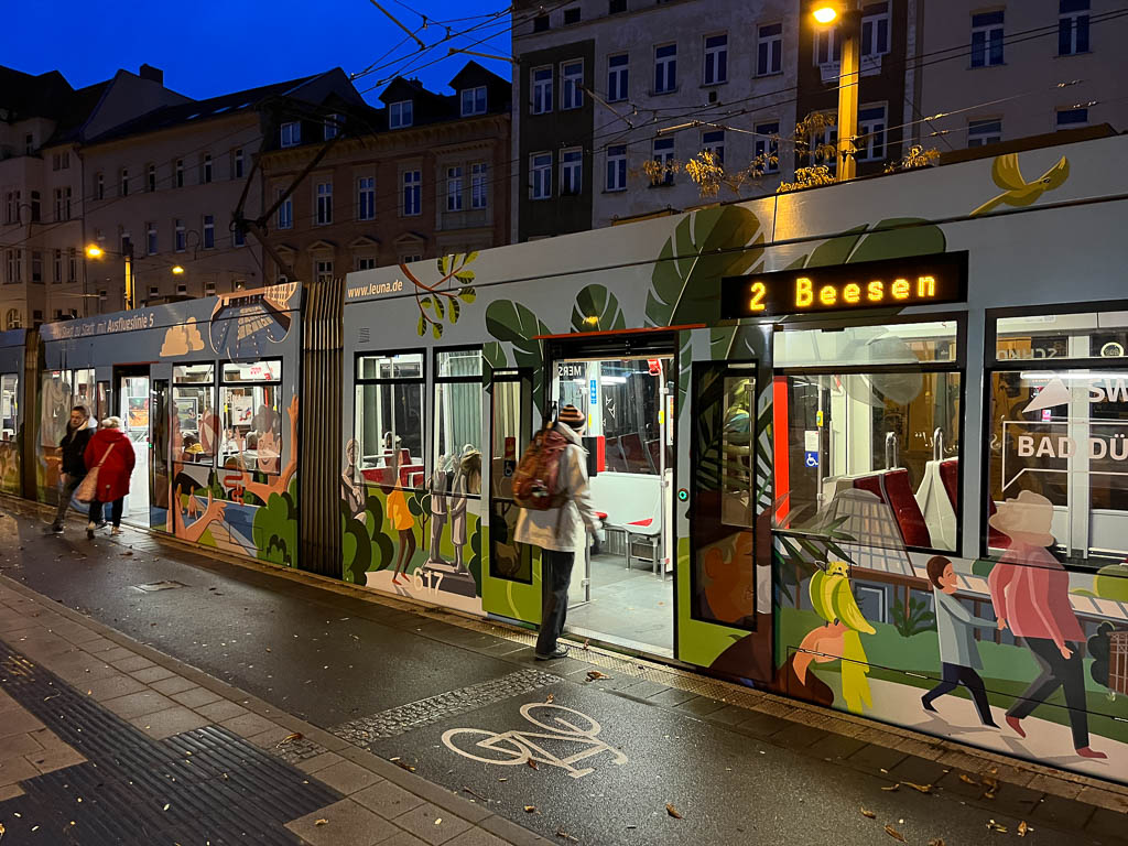 Mit der Straßenbahn auf dem Weg zum Halle Hauptbahnhof