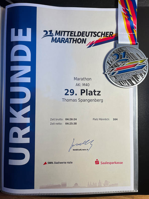 Urkunde und Medaille vom Mitteldeutschen Marathon 2024