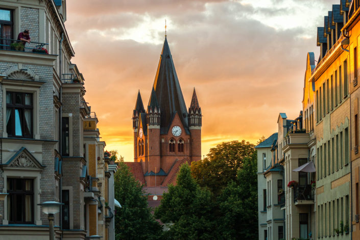 Die Pauluskirche in Halle (Saale) zum Sonnenuntergang