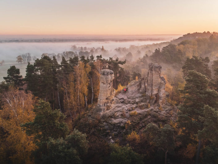 Die Klusberge im Nebel zum Sonnenaufgang