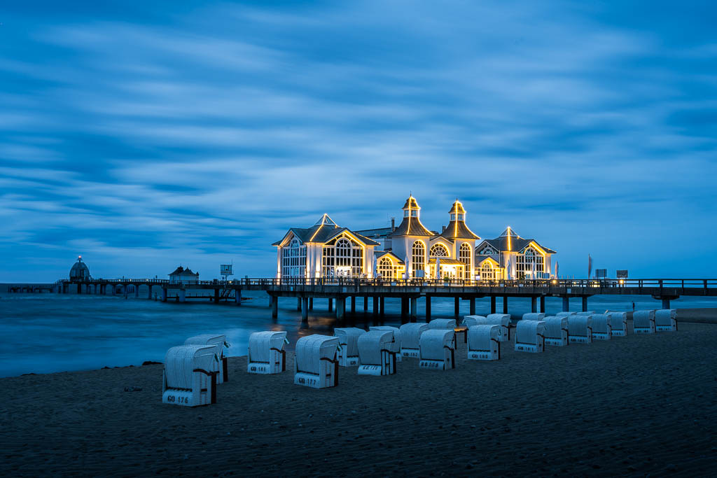 Die Seebrücke von Sellin mit Strandkörben zur Blauen Stunde