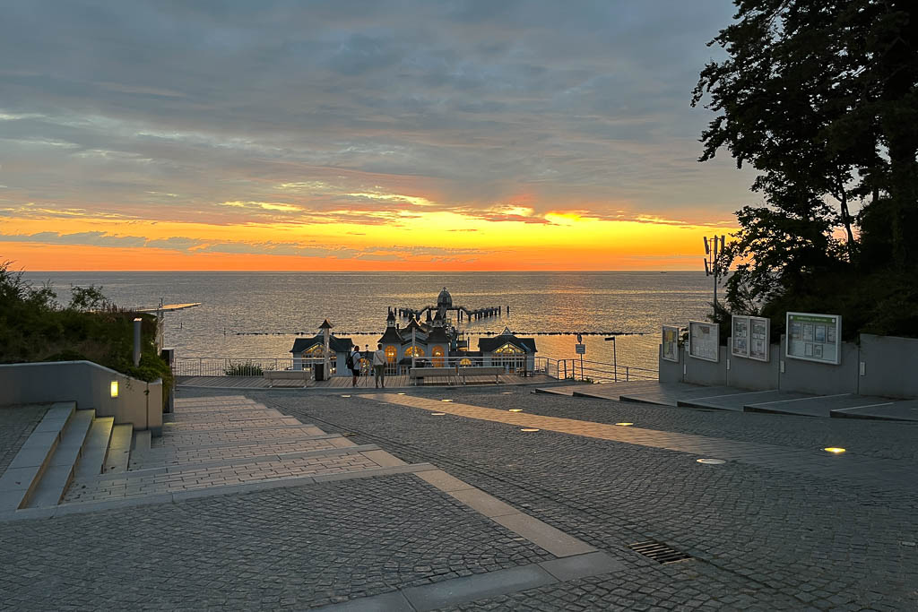 Fotografen an der Seebrücke in Sellin zum Sonnenaufgang