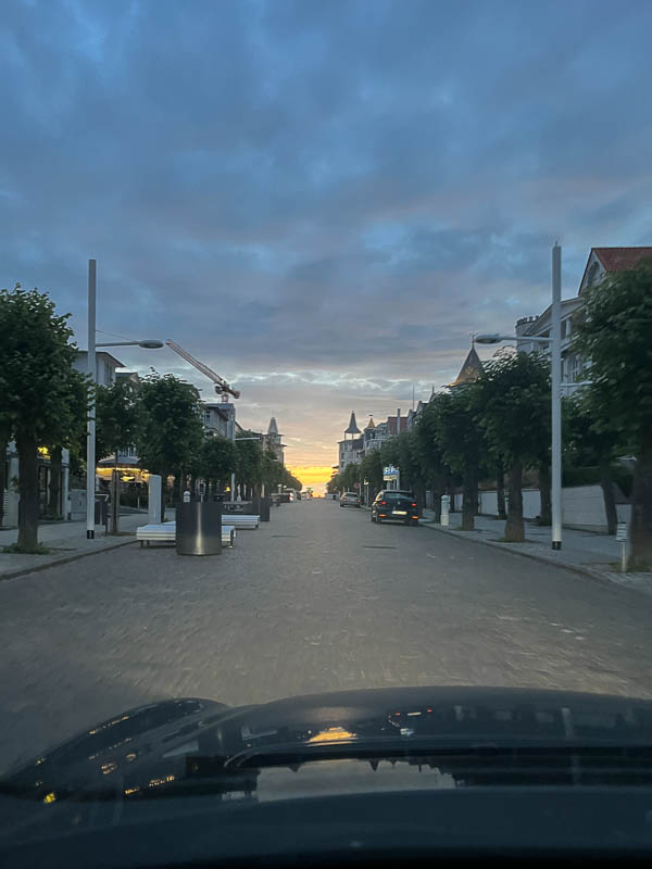 Anfahrt zur Selliner Seebrücke über die Wilhemstraße zum Sonnenaufgang