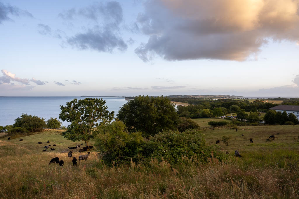 Sonnenuntergang in Göhren mit Blick von oben zum Südstrand