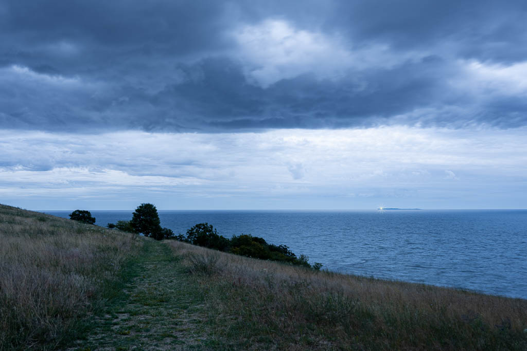 Dramatische Regelwolken über dem Südstrand