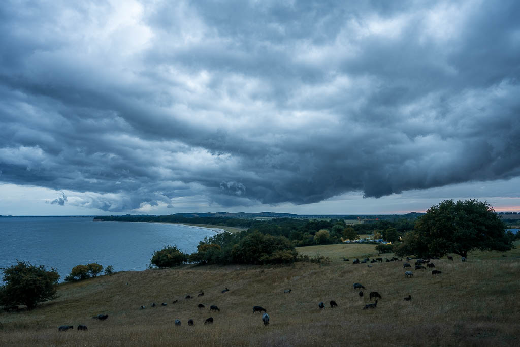 Dramatische Regelwolken über dem Südstrand